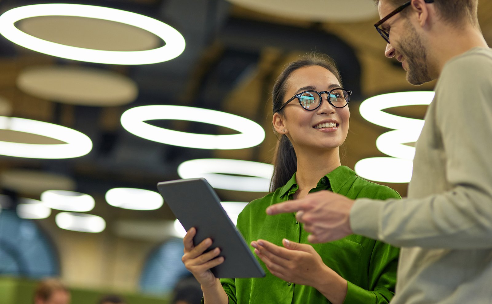 2 people discussing marketing plan