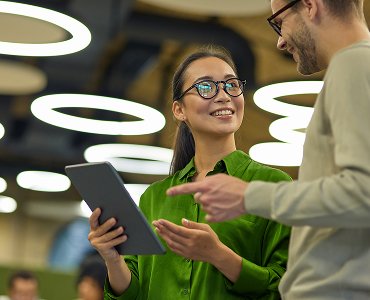 2 people discussing marketing plan